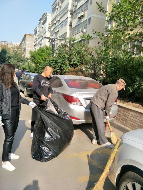 长安区物业管理公司全体职工对嘉华小区开展环境卫生治理行动